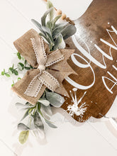 Load image into Gallery viewer, Quatre Le Foil Macrame Baby Doorhanger
